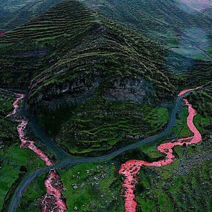 Nằm cách thành phố Cusco khoảng 100km, gần ngọn núi cầu vồng Palcoyo nổi tiếng ở dãy núi Vilcanota, Peru, có một dòng sông đỏ được người dân địa phương gọi là Palquella Pucamayu. 
