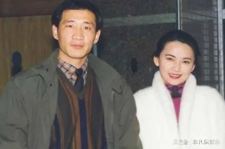 Hồ Huệ Trung hạnh phúc bên người chồng đầu&nbsp;Tang Chongsheng.