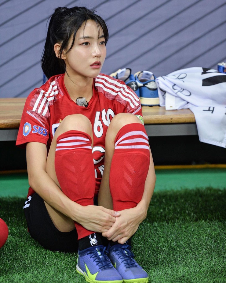 KIm Min Ji ngồi xem đồng đội thi đấu 