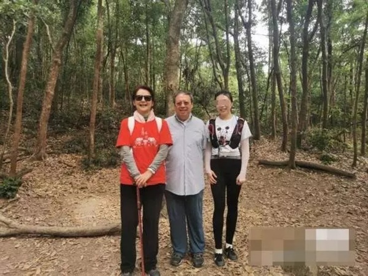 Nữ thần kungfu&nbsp;cùng chồng đi leo núi. Hồ Huệ Trung thi thoảng vẫn chia sẻ cuộc sống đời thường với khán giả