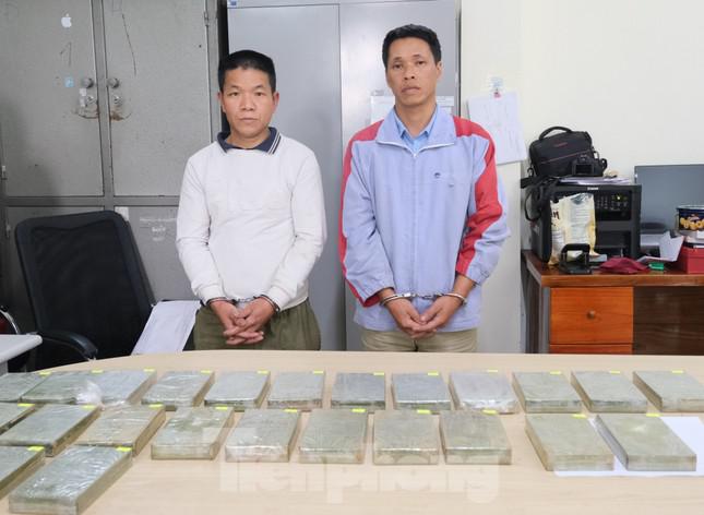 Đối tượng Hoàng Văn Bưu và La Văn Chung cùng tang vật tại cơ quan công an. Ảnh: CB