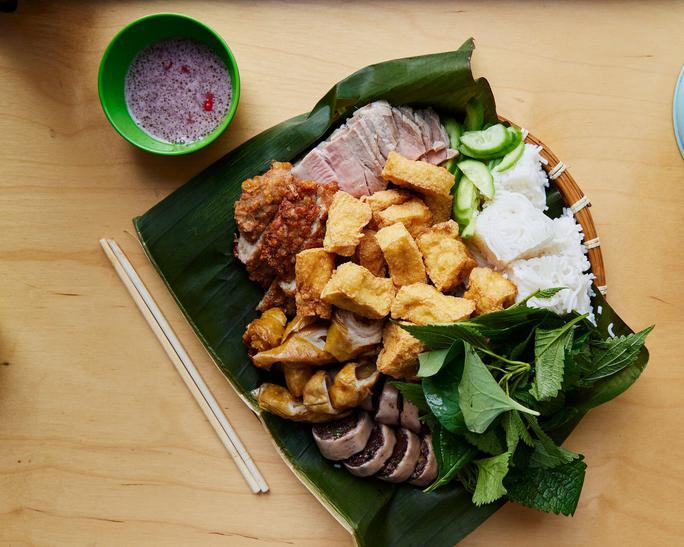 Báo The New York Times vừa viết về quán "Mắm" phục vụ món ăn thú vị của Việt Nam: bún đậu mắm tôm. Ảnh: The New York Times