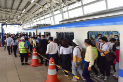 Người dân háo hức trải nghiệm tàu metro đầu tiên của TP.HCM