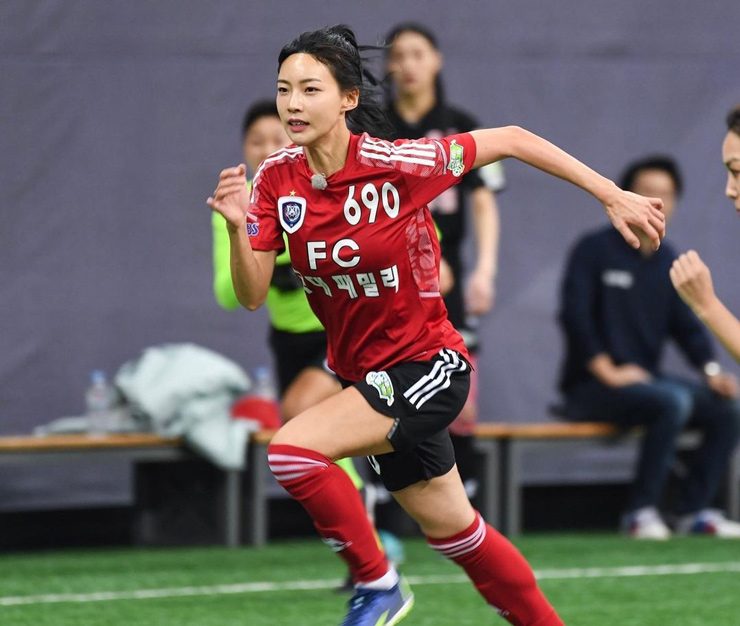 Không chỉ thi đấu điền kinh, cô nàng còn là một vận động viên bóng đá không chuyên