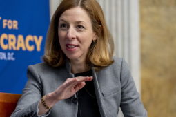 Thế giới - RT: Quan chức Mỹ đưa ra "cây gậy và củ cà rốt" với quốc gia láng giềng Nga