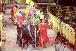 Đời sống Showbiz - Dàn mỹ nhân Việt diện áo dài "Linh thiêng Nguồn cội" khoe sắc trên Cầu Vàng