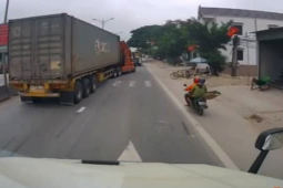 Tin tức trong ngày - Clip: Có hành động đẹp với hàng trăm học sinh, 2 tài xế được "cư dân mạng" tán dương