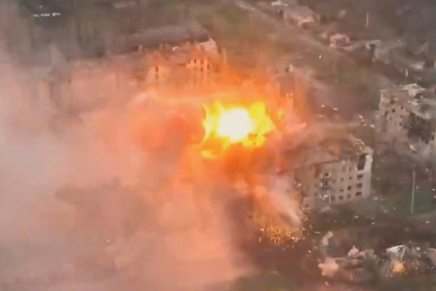 Quả bom được cho là JDAM rơi xuống mục tiêu ở thành phố Bakhmut.