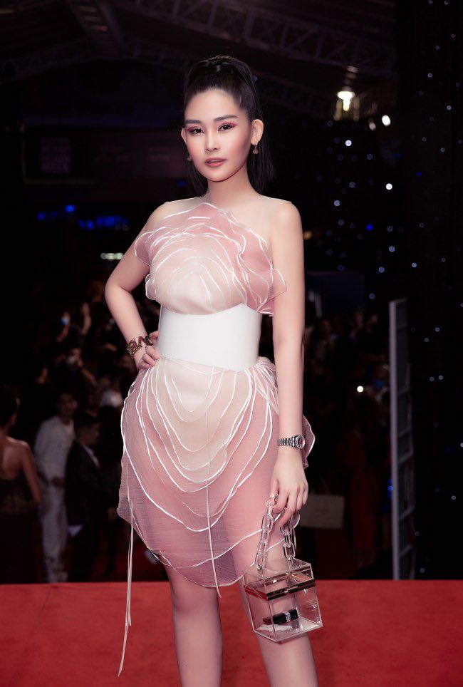 Giám đốc trẻ nhất đại học Hoa Sen mặc váy mỏng như sương khoe dáng thần Vệ Nữ - 4