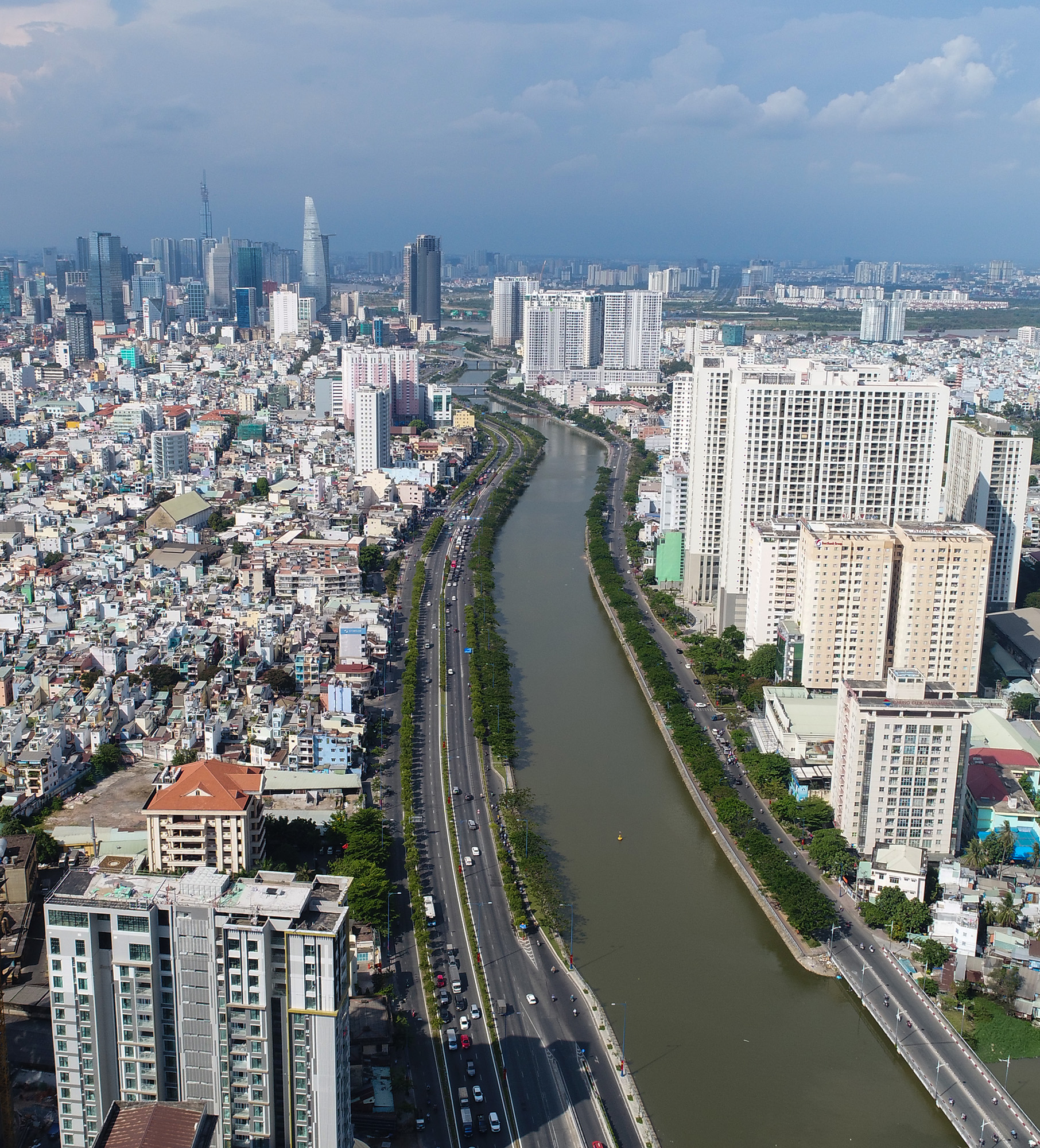 Dự án cải tạo kênh Tàu Hủ (dài 6km) và Bến Nghé (dài 3,1km) chảy qua địa bàn quận 1, 4, 5, 6, 8 được hoàn thành sau 10 năm thi công đã làm thay đổi diện mạo đô thị khu vực trung tâm thành phố. Những khu nhà nhếch nhác được giải toả thay vào đó là những cao ốc, chung cư cao cấp, công trình hiện đại bên đại lộ Võ Văn Kiệt, đường Bến Vân Đồn. Lòng kênh đầy bùn, rác và nước một màu đen được nạo vét rộng thênh thang, thuỷ triều lên nước trong xanh.