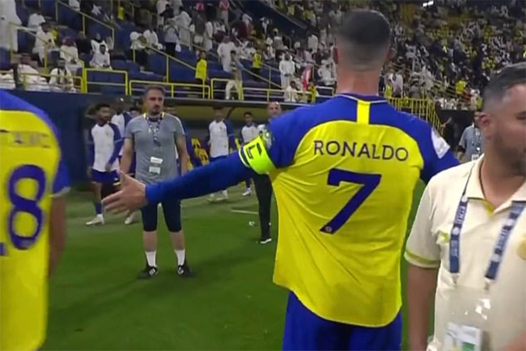 Ronaldo đòi một nhân viên của Al Nassr tưới ướt sân trong hiệp 2 trận thua Al Wehda