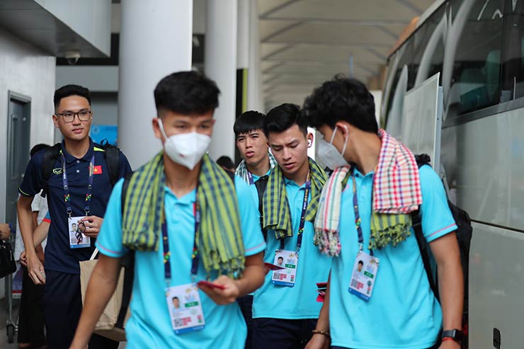 U22 Việt Nam đến Campuchia săn HCV SEA Games 32, chủ nhà tặng quà đón tiếp - 1