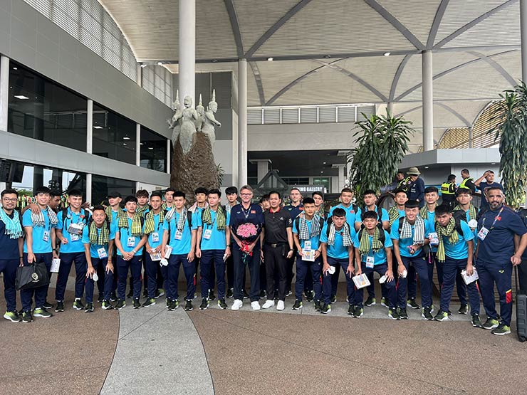 U22 Việt Nam đến Campuchia săn HCV SEA Games 32, chủ nhà tặng quà đón tiếp - 6