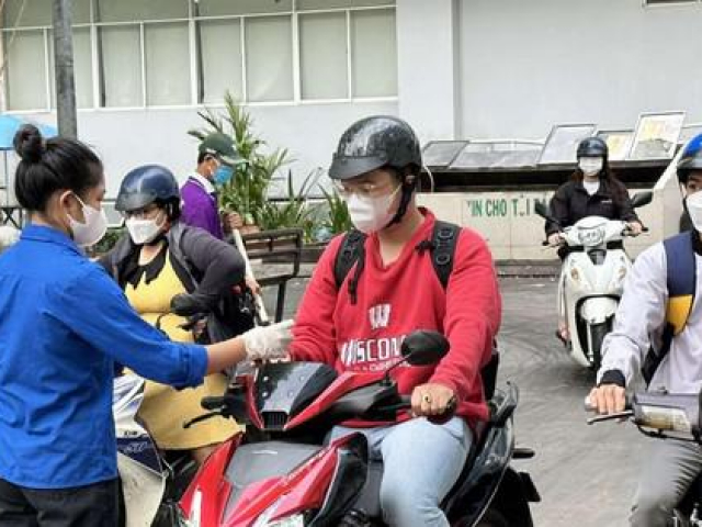 Giáo dục - du học - Trường học lên phương án dạy trực tuyến: Bác sĩ nói 'không cần học online'