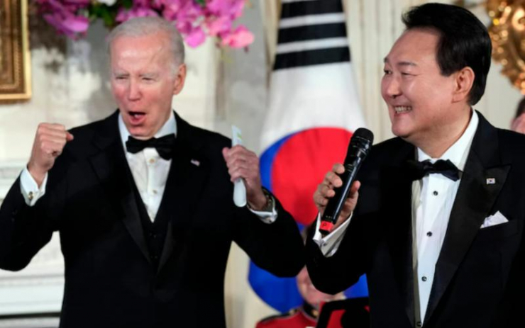 Tổng thống Mỹ Joe Biden hào hứng với phần biểu diễn đầy ngẫu hứng của Tổng thống Hàn Quốc Yoon Suk-yeol. Ảnh: Reuters