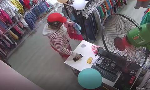 Đối tượng giả vờ mua quần áo rồi thò tay lấy trộm điện thoại
