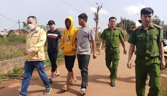Cơ quan công an đã bắt giữ Y Sam Son Niê (mặc áo trùm đầu) để điều tra về hành vi giết người