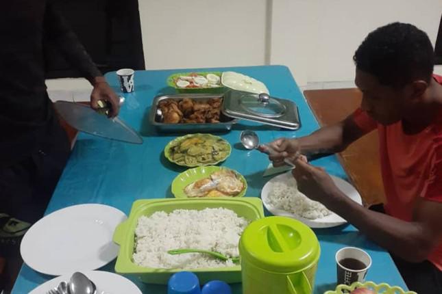 Cận cảnh bữa ăn đạm bạc và đôi giày mòn vẹt của các VĐV Timor-Leste trước SEA Games 32 - 1