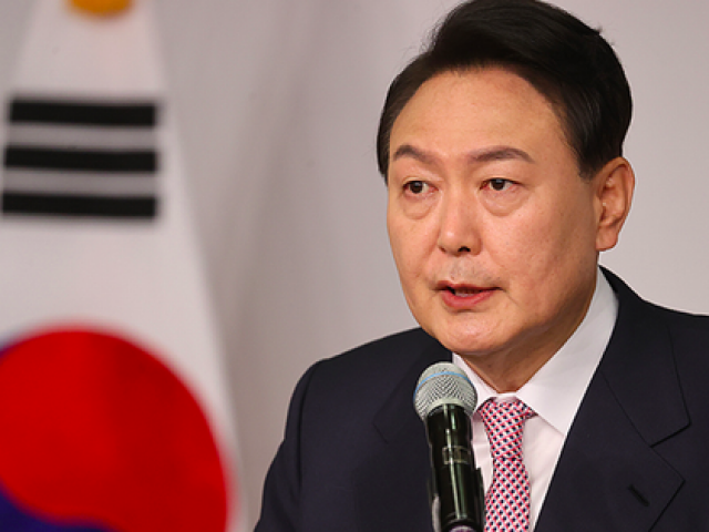 Tổng thống Hàn Quốc khiến dư luận dậy sóng vì phát biểu ‘quỳ gối’