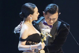 Thời trang - Cách xử lý khéo léo của mỹ nữ xứ tỷ dân khi gặp sự cố váy áo tại sự kiện