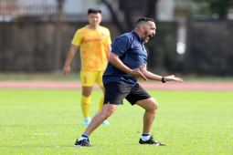 Bóng đá - U22 Việt Nam tập kín ở Campuchia, trợ lý HLV Troussier "quát" cầu thủ mạnh mẽ lên