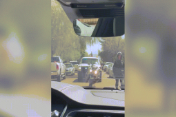 Ô tô - Clip: Xe tự lái bất lực khi rơi vào hoàn cảnh "tiến thoái lưỡng nan"