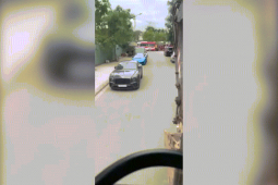 Ô tô - Clip: Máy xúc "run tay" khi đi vào khu vực toàn siêu xe