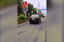 Ô tô - Clip: Bất lực khi ô tô quên nhả phanh tay, bánh xe trượt trên đường