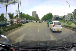 Ô tô - Clip: Ô tô bị xe máy "cà khịa" và cái kết