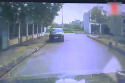 Xe máy - Xe đạp - Clip: Ô tô "hú hồn" khi xem máy drift suýt đâm vào