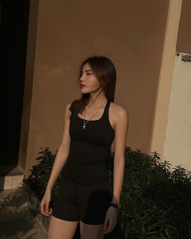 Kỳ Duyên &#34;cao tay&#34; mặc mốt quần &#34;đạp xe&#34; dạo phố để tránh tối đa sự cố - 2