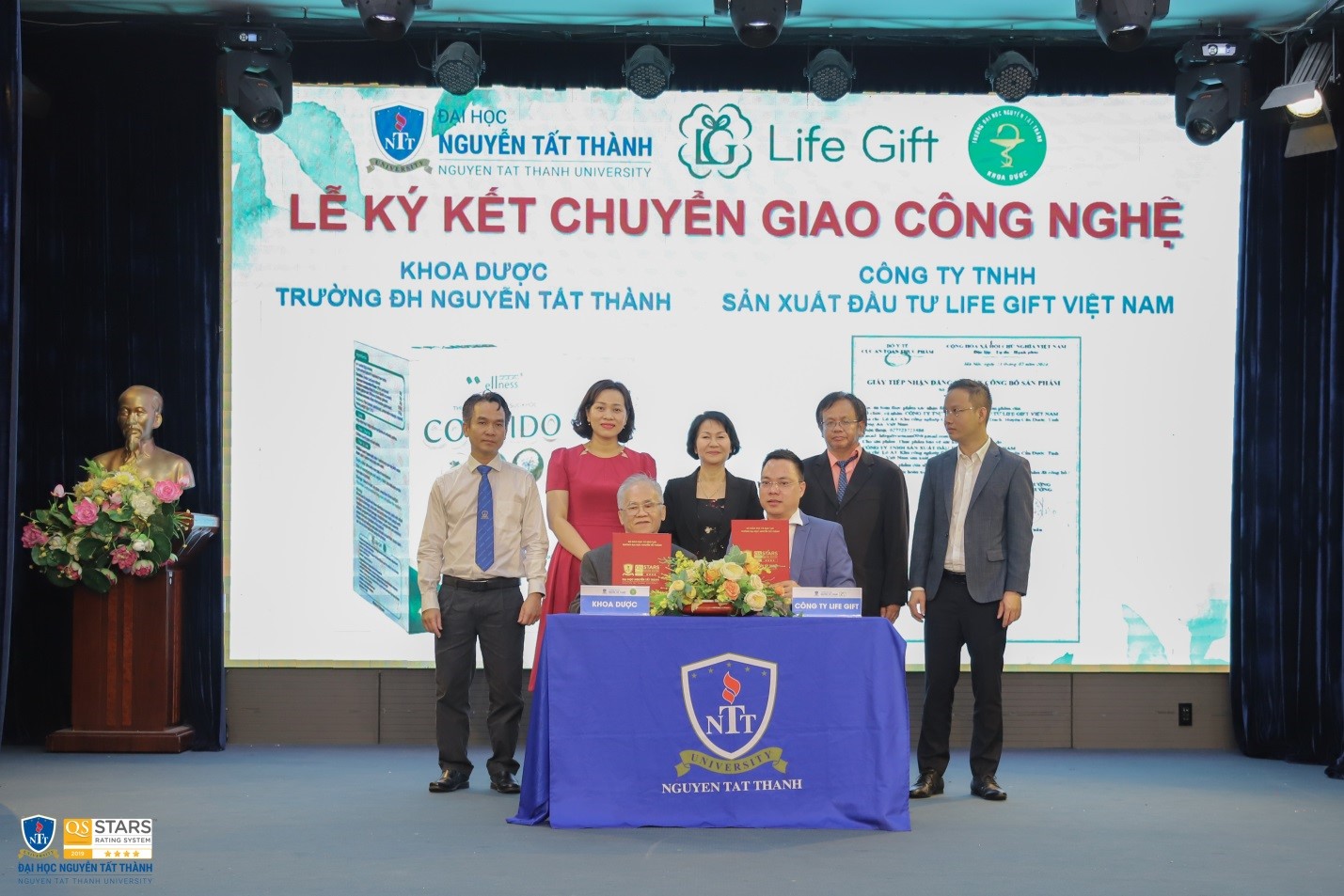 NGƯT GS-TS. Nguyễn Văn Thanh Phó hiệu trưởng, Trưởng khoa Dược trường ĐH Nguyễn Tất Thành (phía tay trái), Ông Trần Viết Thanh GĐ Công ty Life Gift Việt Nam (phía tay phải) ký kết hợp tác