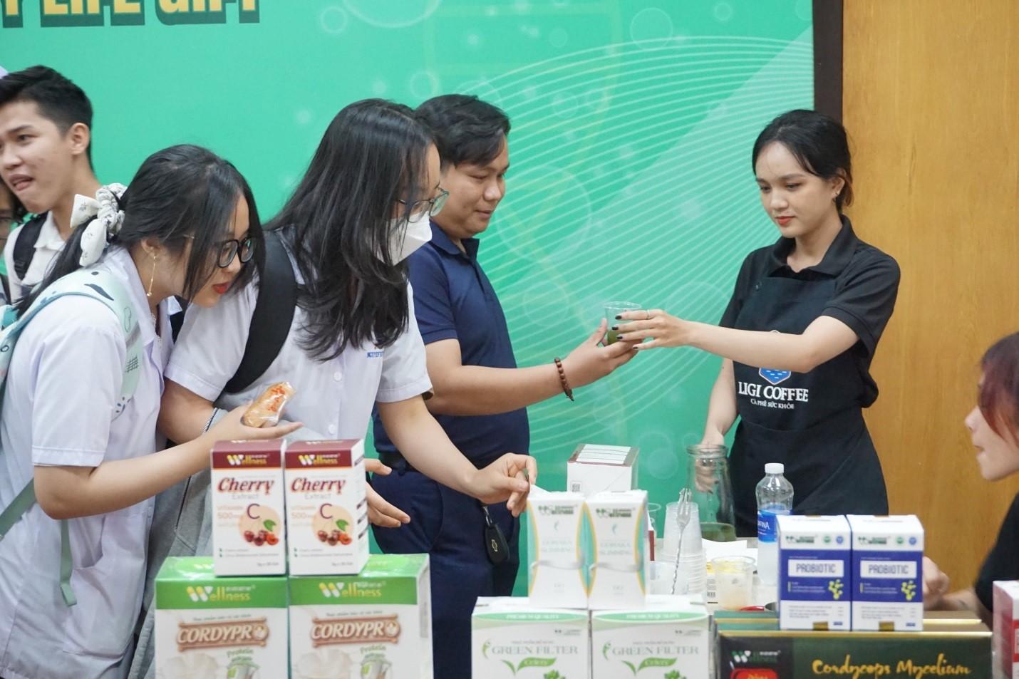 Khu vực trưng bày sản phẩm của Công ty Life Gift tại hội thảo.