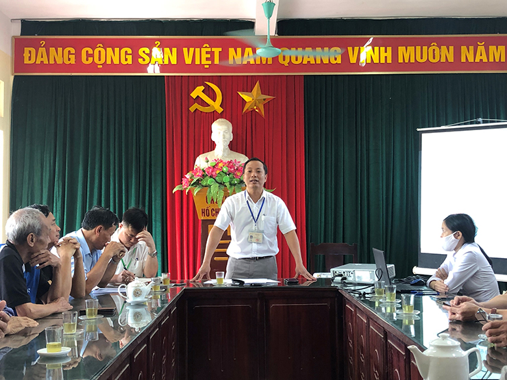 Ông Nguyễn Huy Hoàng - Phó Giám đốc Trung tâm đấu giá tài sản chủ trì phiên đấu giá lô gỗ sưa ở làng Phụ Chính lần 5