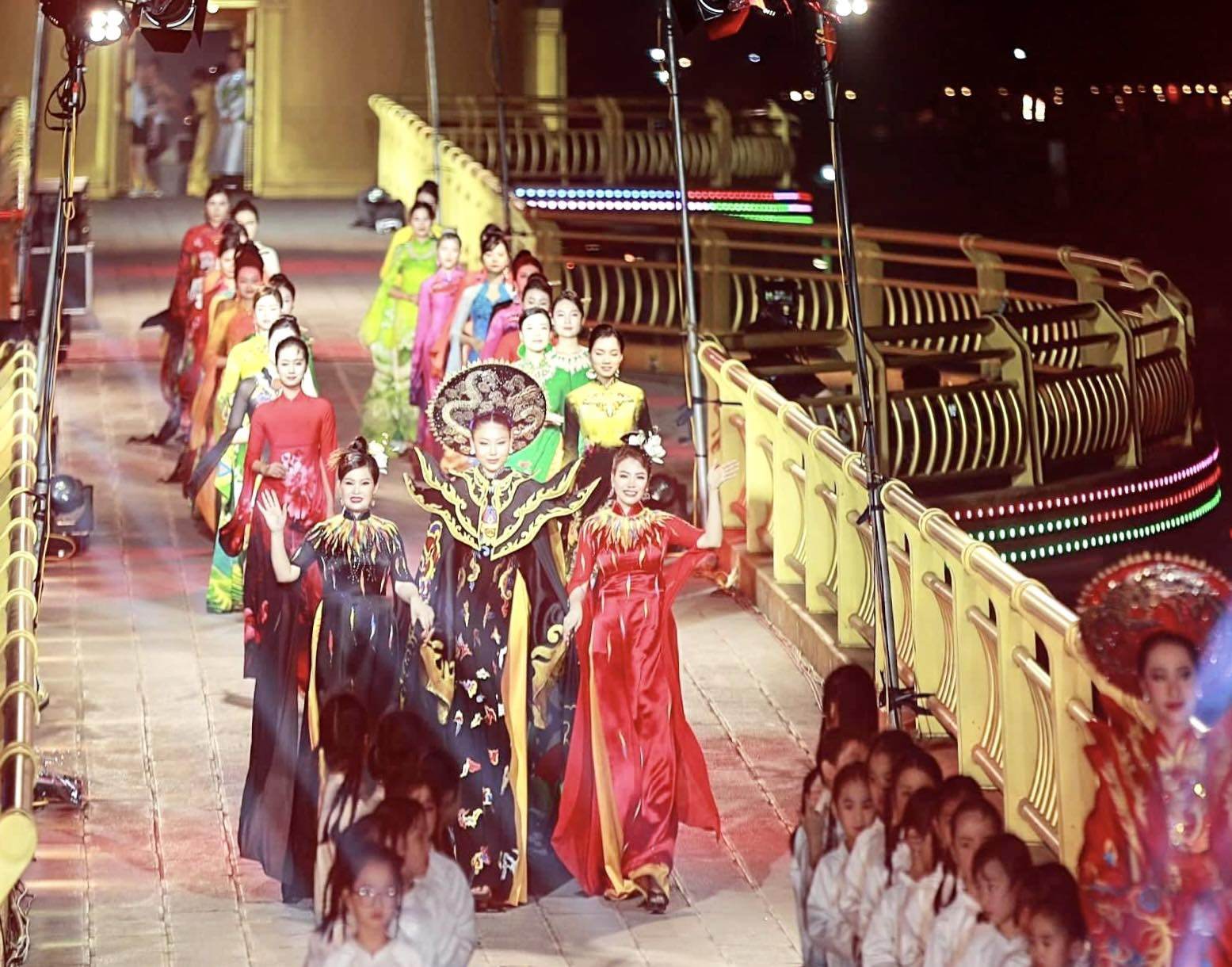 Dàn mỹ nhân Việt diện áo dài "Linh thiêng Nguồn cội" khoe sắc trên Cầu Vàng - 1