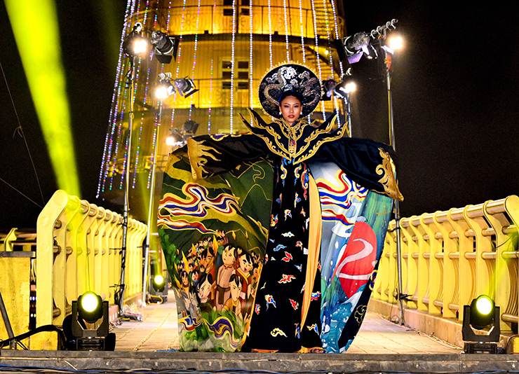 Dàn mỹ nhân Việt diện áo dài "Linh thiêng Nguồn cội" khoe sắc trên Cầu Vàng - 3