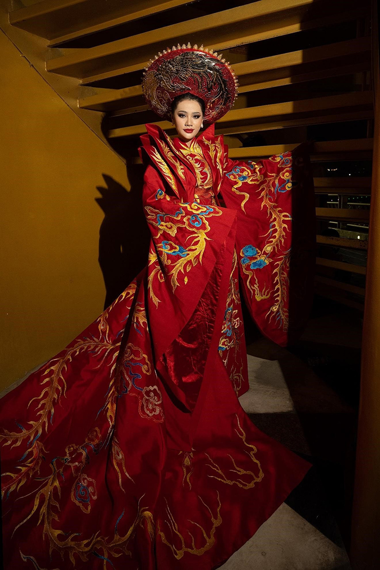 Dàn mỹ nhân Việt diện áo dài "Linh thiêng Nguồn cội" khoe sắc trên Cầu Vàng - 4