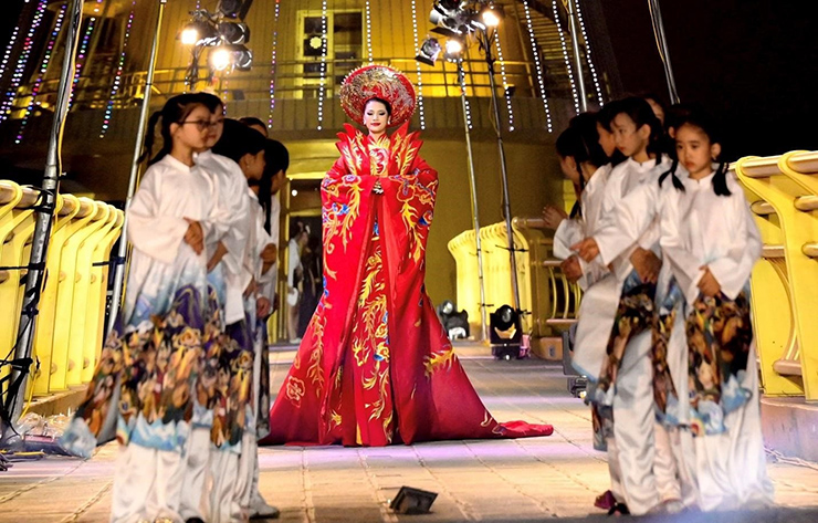 Dàn mỹ nhân Việt diện áo dài "Linh thiêng Nguồn cội" khoe sắc trên Cầu Vàng - 2