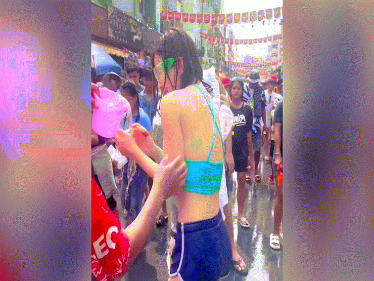 DJ nóng bỏng bị người khác giới đụng chạm trong lễ hội té nước gây tranh cãi - 1