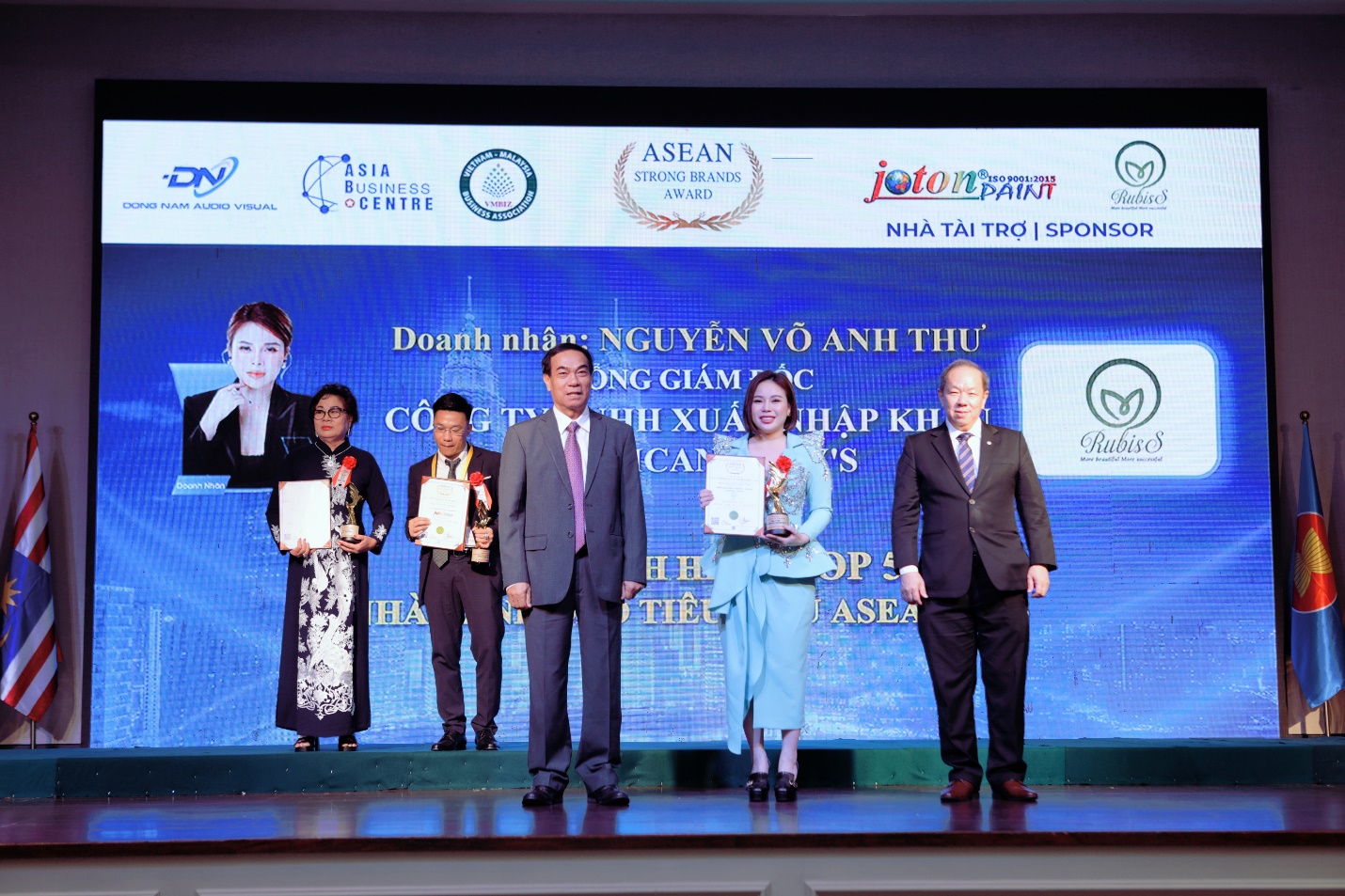 Bà Nguyễn Võ Anh Thư nhận vinh danh Nhà lãnh đạo tiêu biểu ASEAN 2023