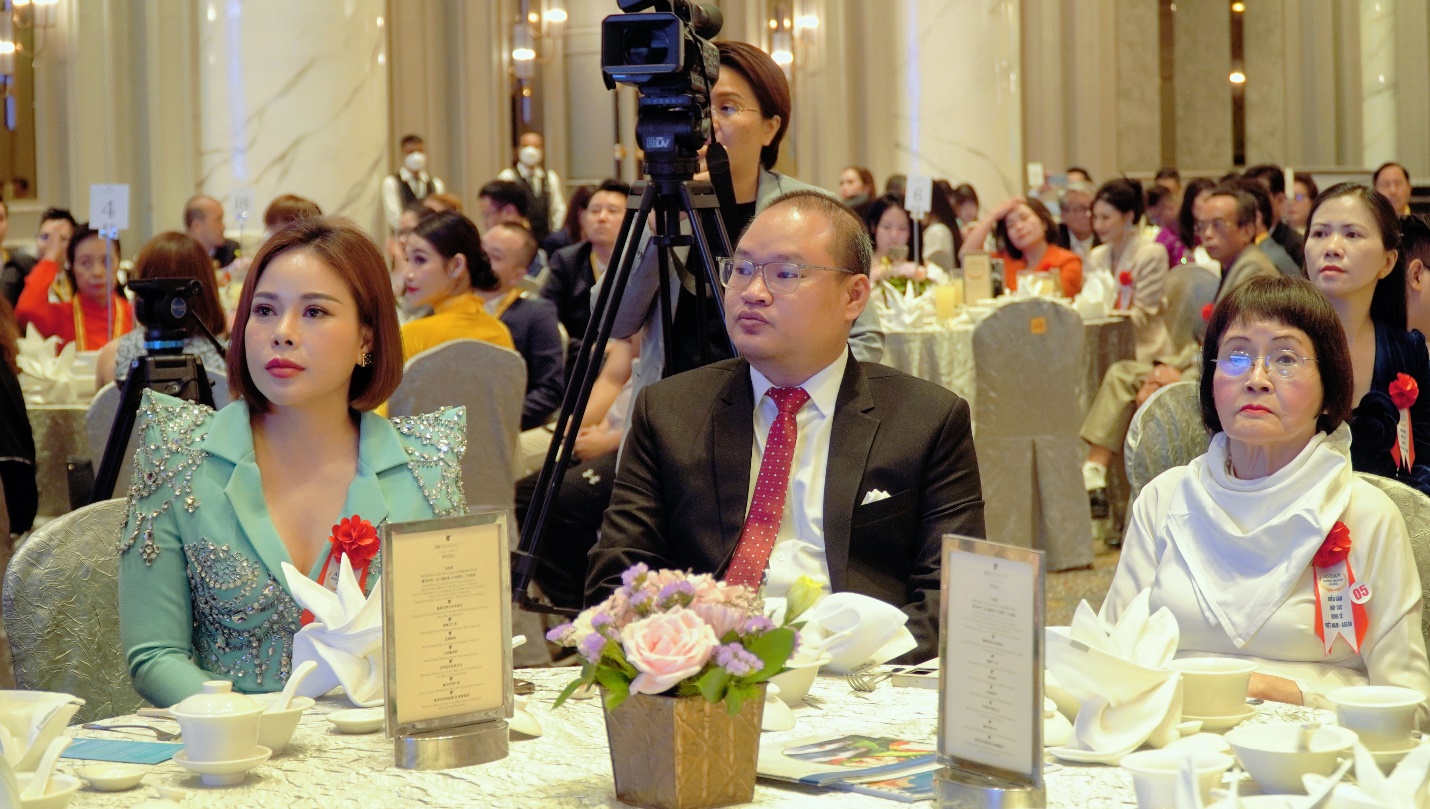 Bà Nguyễn Võ Anh Thư (bên trái) tại sự kiện Diễn đàn hợp tác Kinh tế Việt Nam – ASEAN &amp; Lễ công bố Thương hiệu Mạnh ASEAN.