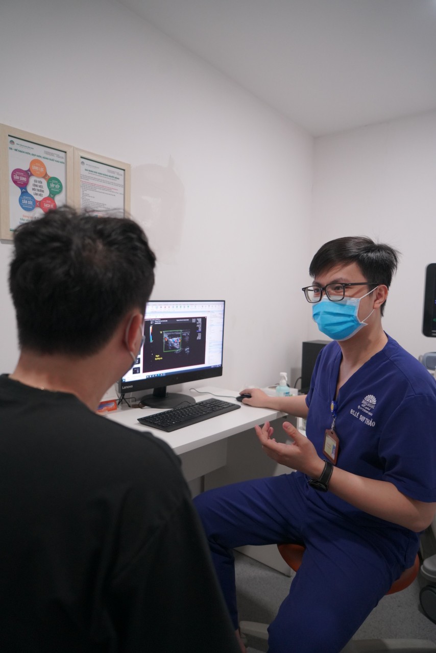 Bác sĩ Lê Duy Thảo thăm khám cho bệnh nhân