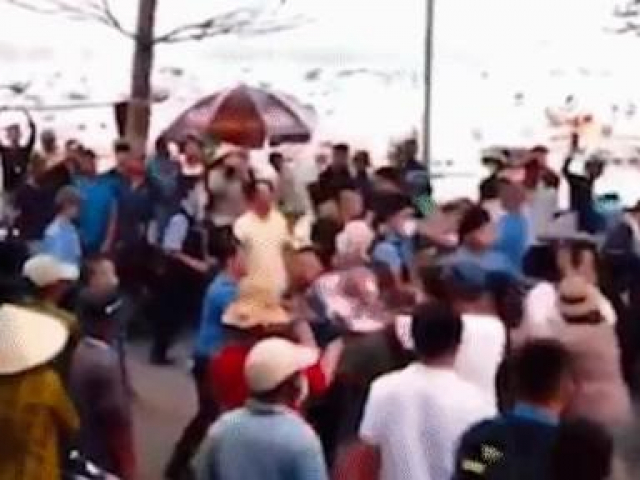 Tin tức trong ngày - Làm việc với 17 người liên quan vụ xô xát giữa bảo vệ công ty cảng và người dân