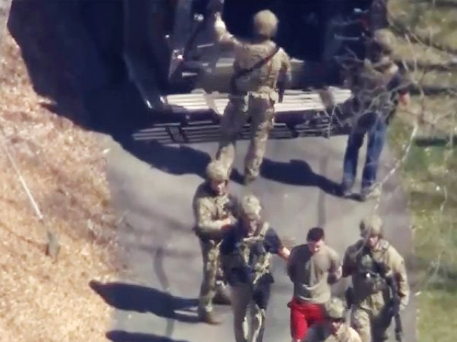 Thế giới - Nghi phạm làm rò rỉ tài liệu mật Mỹ ra hầu tòa, sở hữu cả kho vũ khí