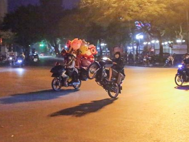 Tin tức trong ngày - Tái diễn cảnh “yêng hùng” đầu trần, nẹt pô gầm rú quanh Hồ Gươm, Nhà hát Lớn