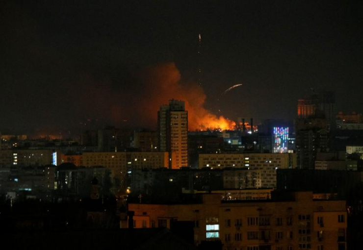 Cột khói bốc lên ở khu vực gần Kiev sau một cuộc tập kích hồi năm 2022. Ảnh: GettyImages
