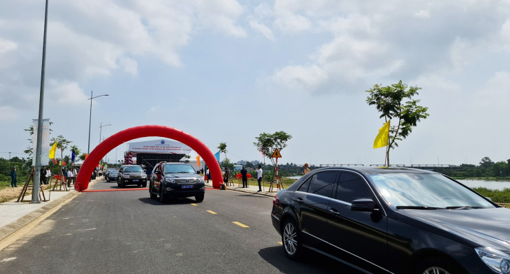Lãnh đạo TP Đà Nẵng thực hiện nghi thức thông xe tuyến đường ven sông tổng mức đầu tư 745,5 tỉ đồng