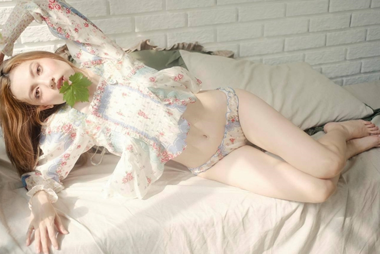 Mẫu lai 3 dòng máu Hoa - Pháp - Việt: Mặt búp bê, thân hình nuột nà chụp lolita ảo diệu