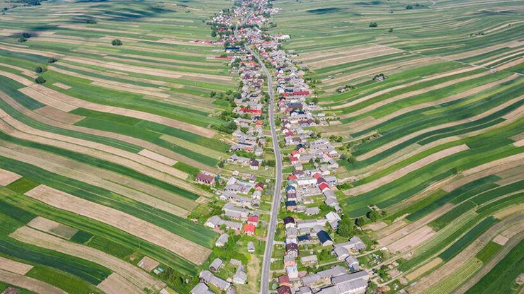 Ngôi làng Sułoszowa, Ba Lan đã tồn tại trong nhiều năm, nhưng nó chỉ mới bắt đầu thu hút sự chú ý của cư dân mạng gần đây sau khi những bức ảnh và video của nó lan truyền trên mạng xã hội. 
