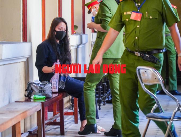 Bị cáo Nguyễn Võ Quỳnh Trang tại phiên xét xử sơ thẩm. Ảnh: Huế Xuân.